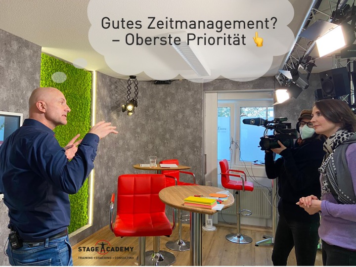 home office interwiew zwischen arne stoermer und br abendschau im stage academy studio, filmteam, interview