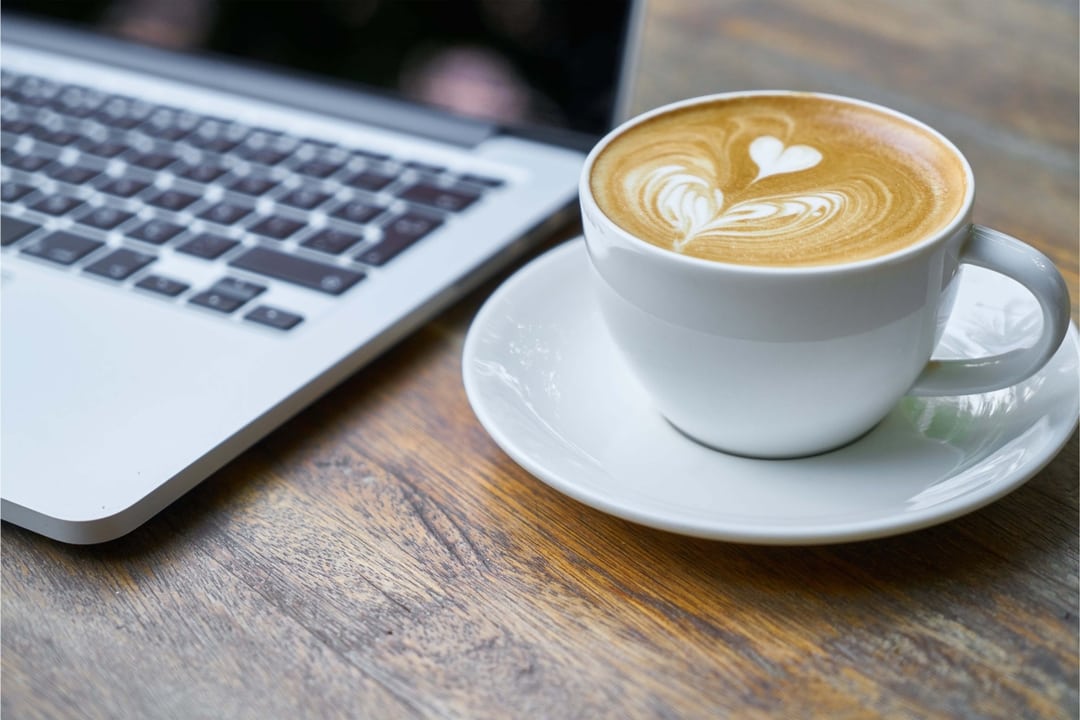work life blance, schreibtisch, tastatur,cappuchino