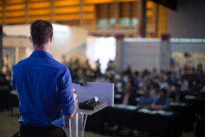 Man,Presenting,To,Audience, Präsentationstraining