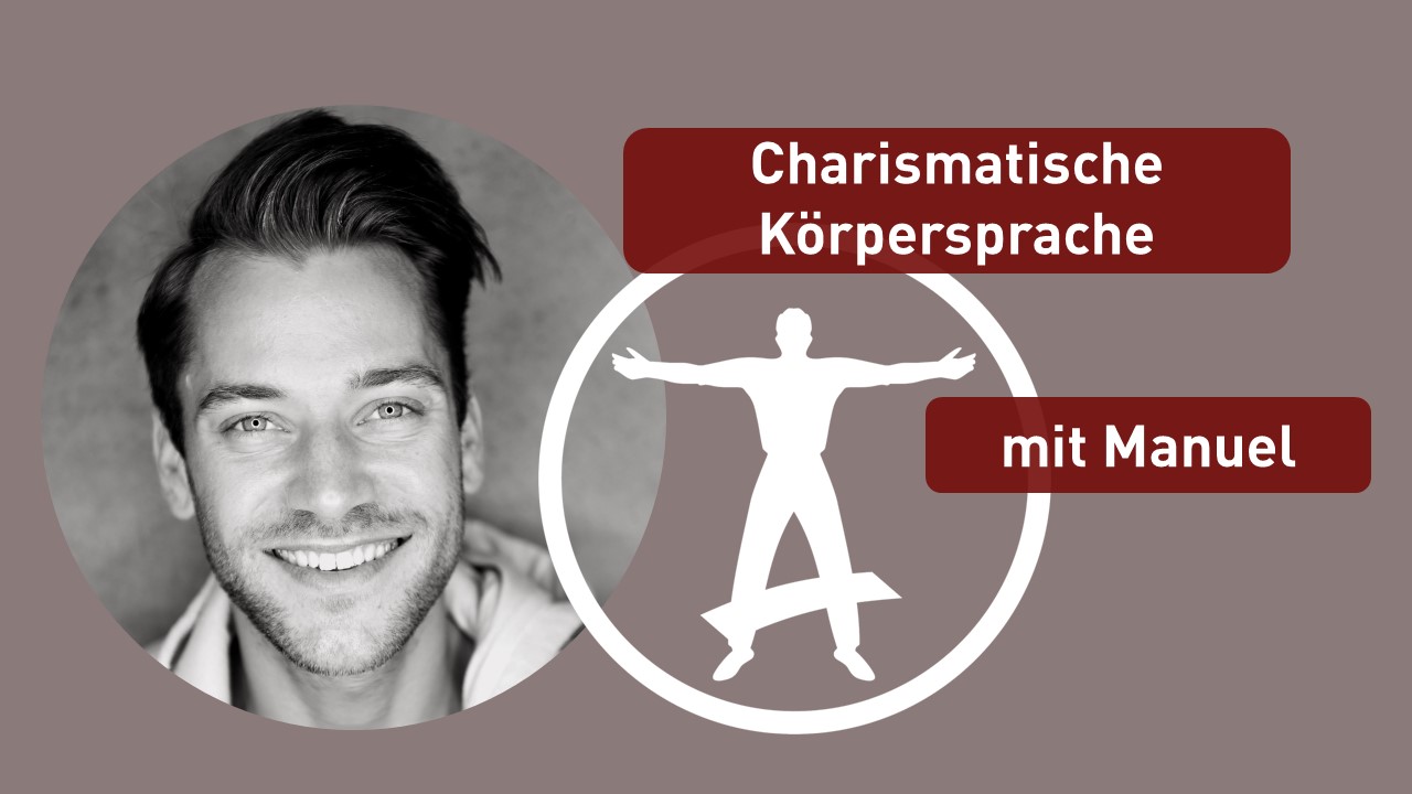 Cover für Webinar-Aufzeichnung Charismatische Körpersprache, schwarzweiß Foto von Manuel, dunkle Haare, lächeln, weißes Stage Academy Logo, taupe Hintergrund