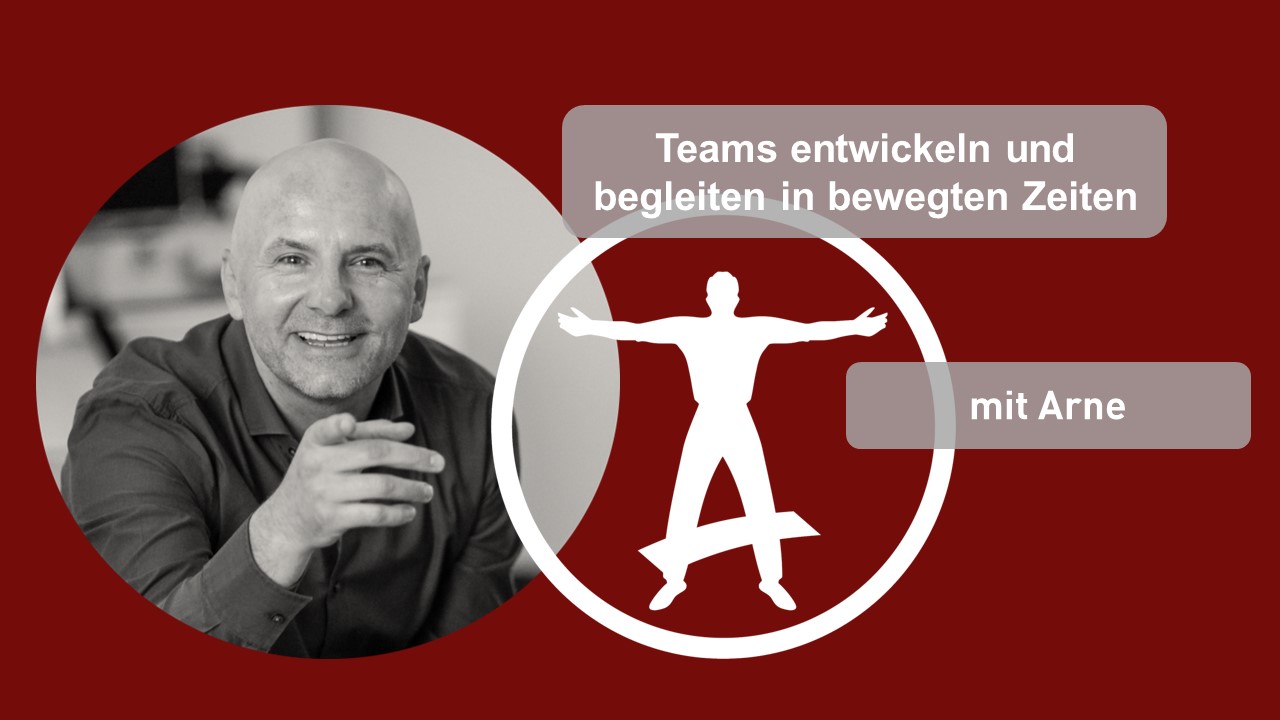 Cover für Webinar-Aufzeichnung: Teams entwickeln, schwarzweiß Foto von Arne, Stage Academy Logo, roter Hintergrund