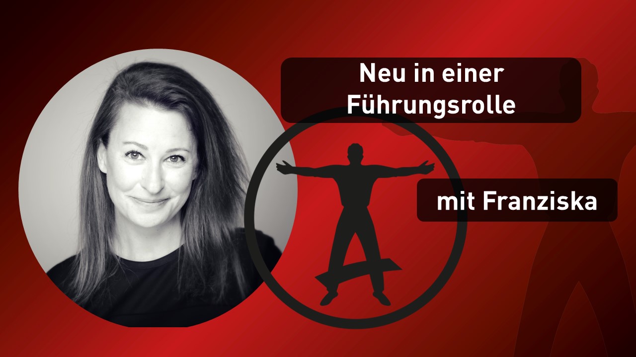 Cover für Webinar-Aufzeichnung: Neu in einer Führungsrolle, Bild mit Frau und Firmenlogo Stage Academy, Hintergrundfarbe rot