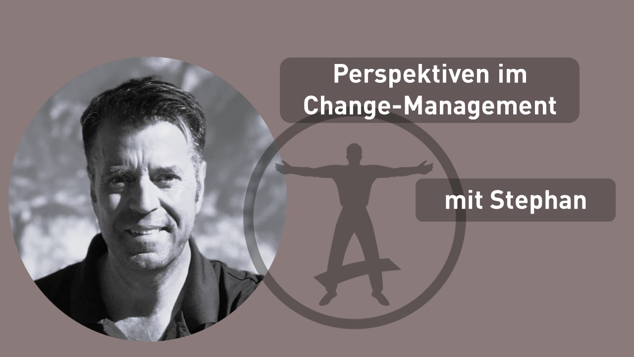 Cover für Webinar-Aufzeichnung: Perspektiven im Change-Management, Logo Stage Academy, Foto Stephan, Hintergrund in taupe