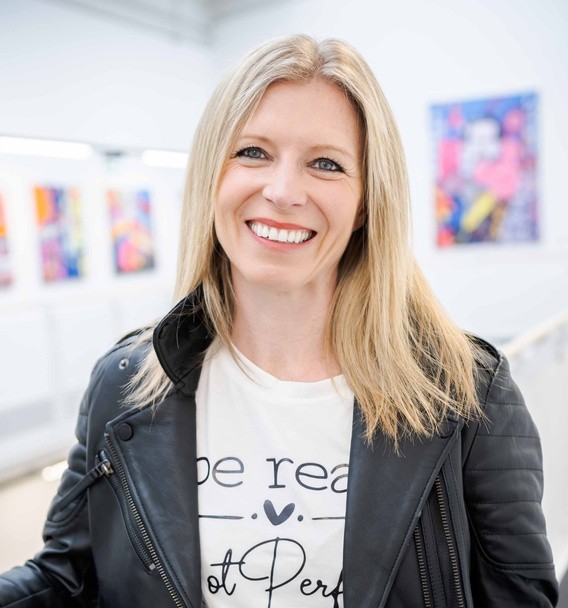 Miryam Weber, Frau, lächelnd, Blonde und lange Haare, Schwarze Jacke mit Kragen, weißes T-Shirt