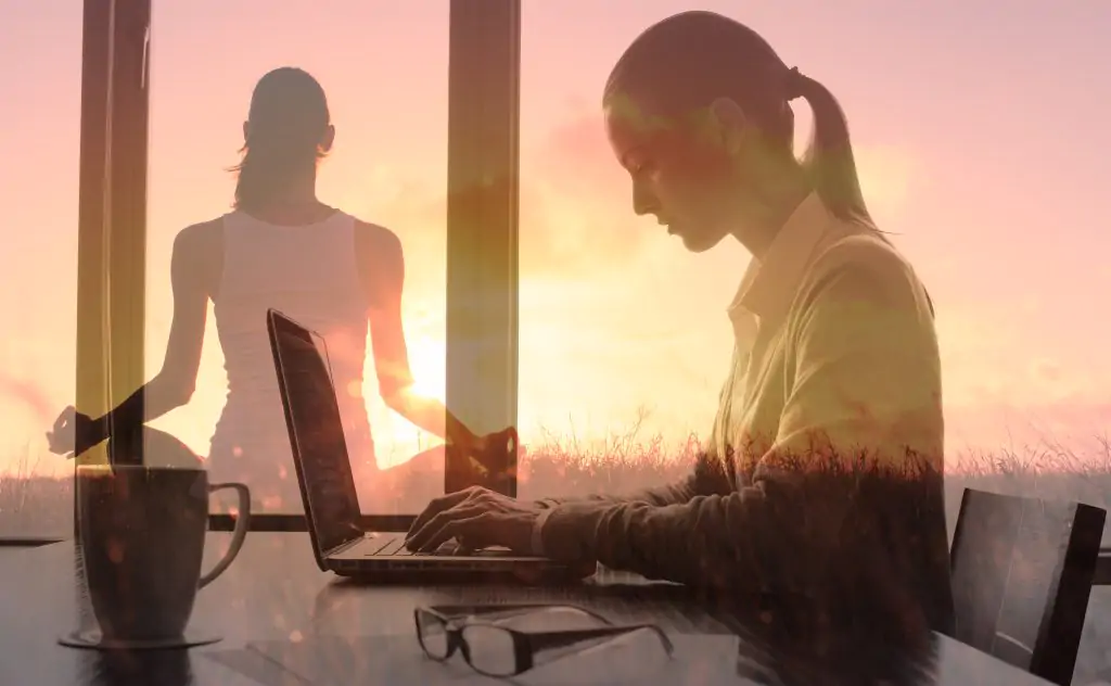 Stressmanagement Coaching, Frau im Büro, Sonnenuntergang, Meditation