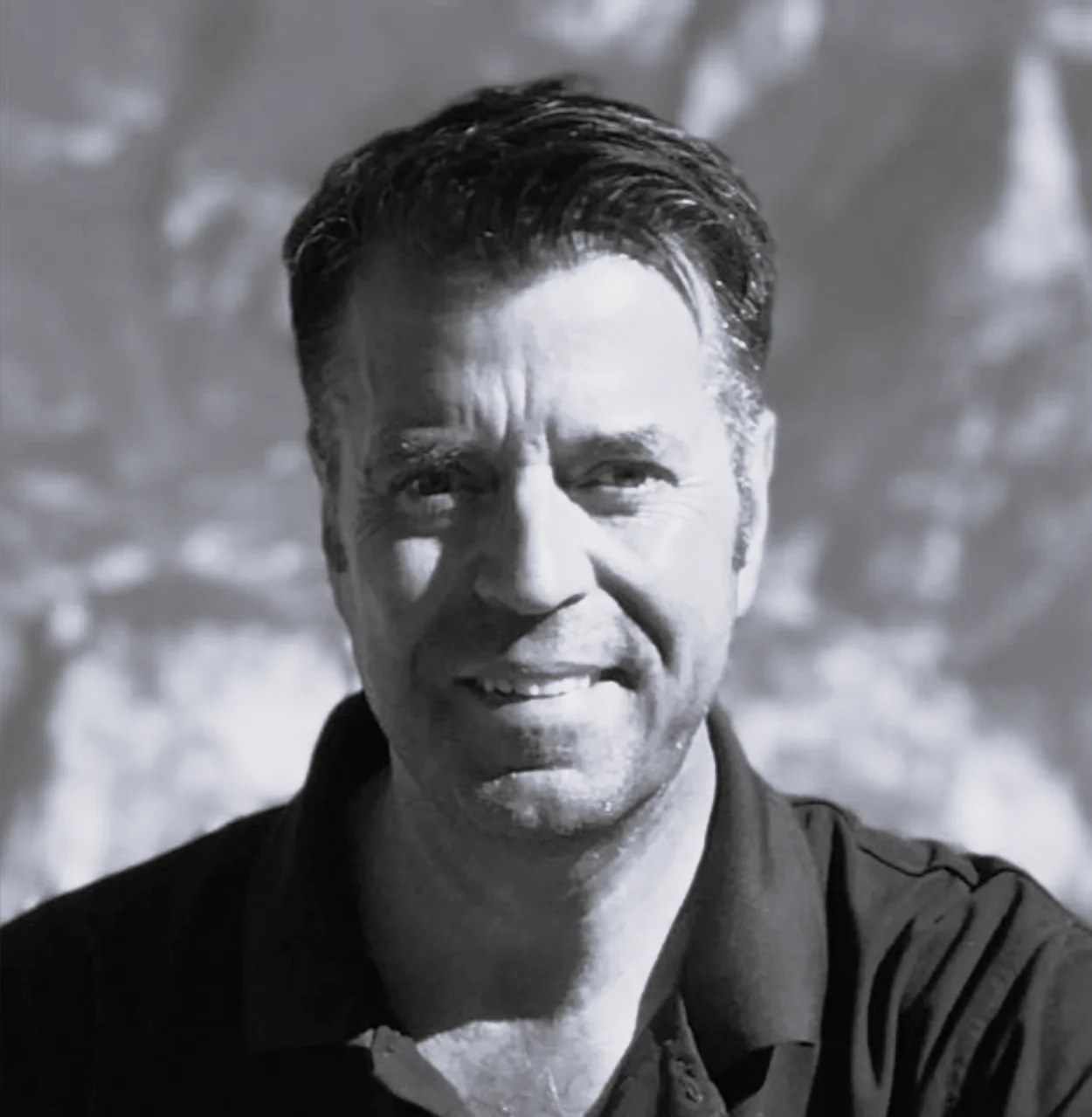 Mann im Poloshirt Stephan Schultze, weißes Hemd, schwarze Haare, lächelnd, sympathisch
